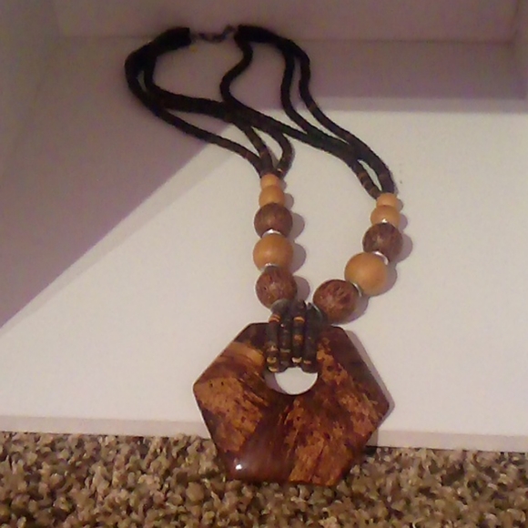 Necklaces in shades of brown - Picture 2 of 5